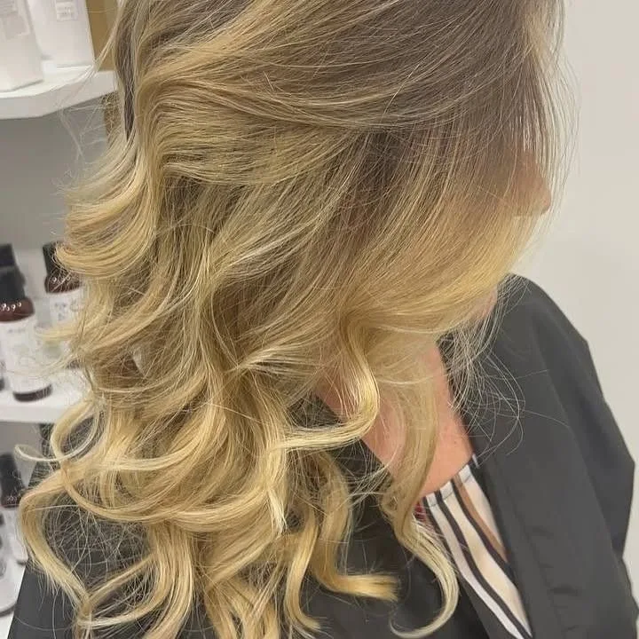 Biondo sfumato a boccoli realizzato da Dame Hair a Vibo Valentia, vista di spalle