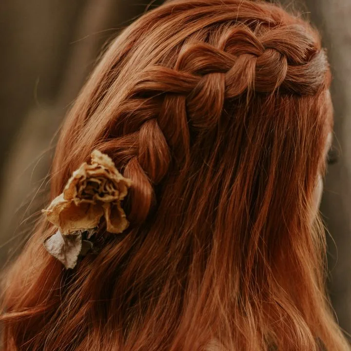 Capelli rosso ramato con treccia laterale, colore con le erbe tintorie