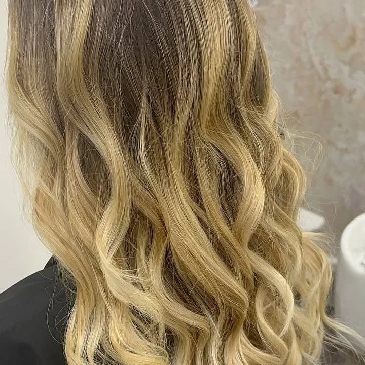 Onde bionde con schiariture morbide, Dame Hair Vibo Valentia, vista di spalle