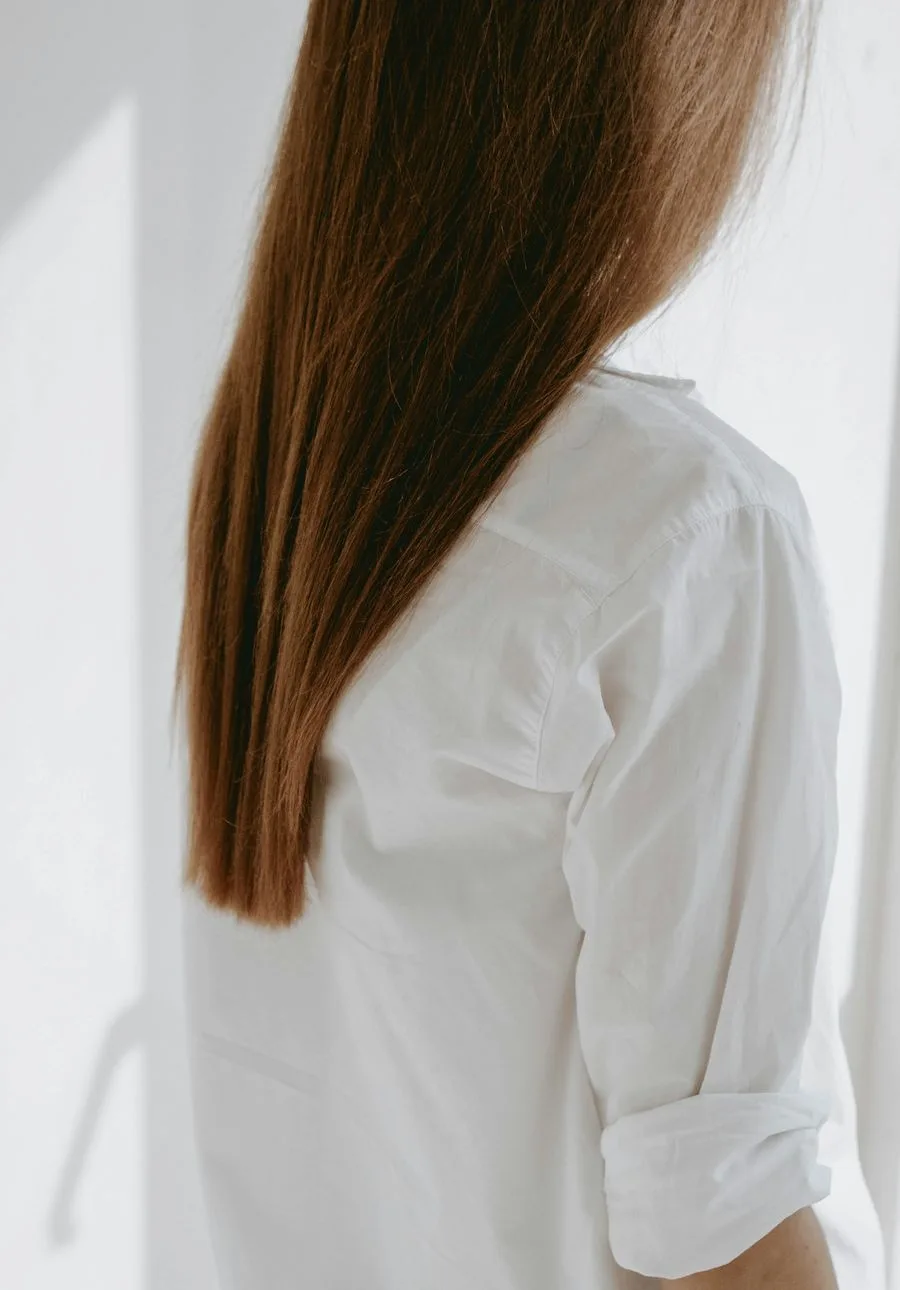 Capelli castani lisci e sani visti di spalle